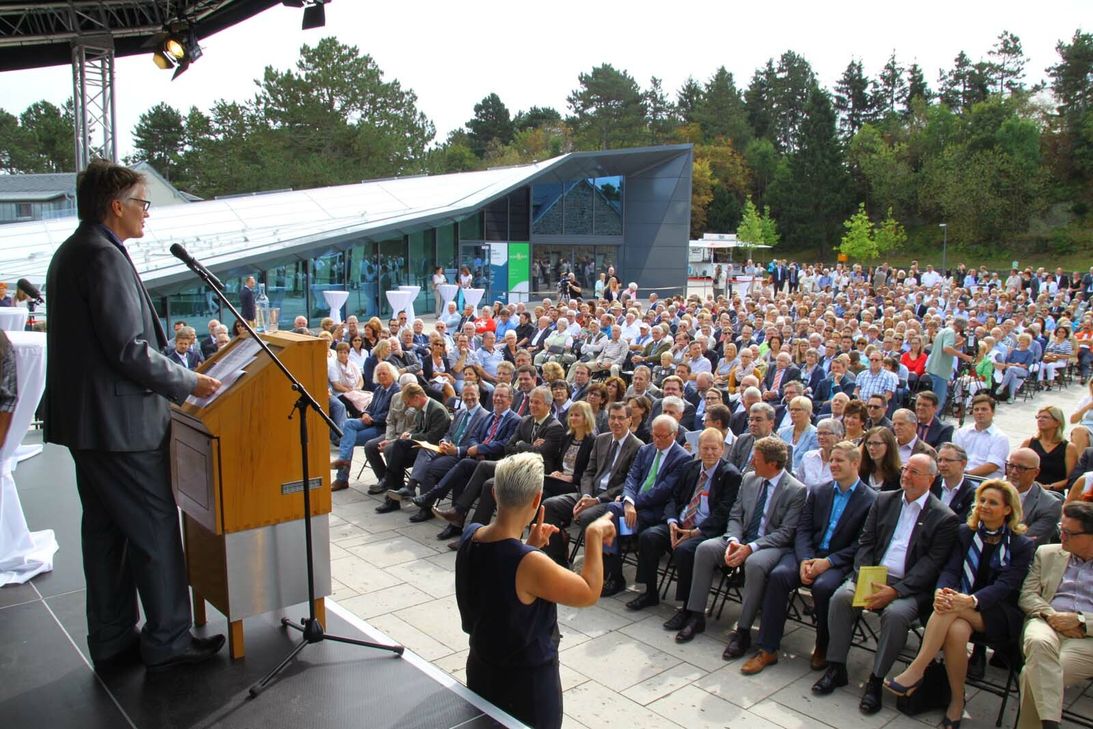 Links: Geschäftsführer Albert Moritz (l.) moderierte die Eröffnung. Rechts: Minister Johannes Remmel.  Fotos: Nolden