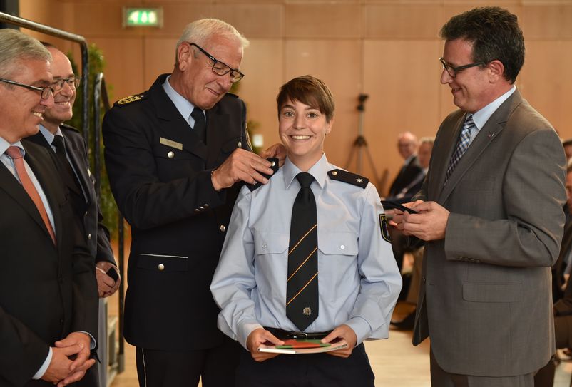 Eva Eichenlaub vom Polizeipräsidium Rheinpfalz beendete das Polizeistudium an der Hochschule der Polizei als Jahrgangsbeste. Zu den ersten Gratulanten zählten Staatsminister Roger Lewentz, der Direktor der Hochschule der Polizei, Friedel Durben, der Inspekteur der Polizei Rheinland-Pfalz, Jürgen Schmitt und Polizeipräsident Thomas Ebling vom PP Rheinpfalz (von links). Foto: FF