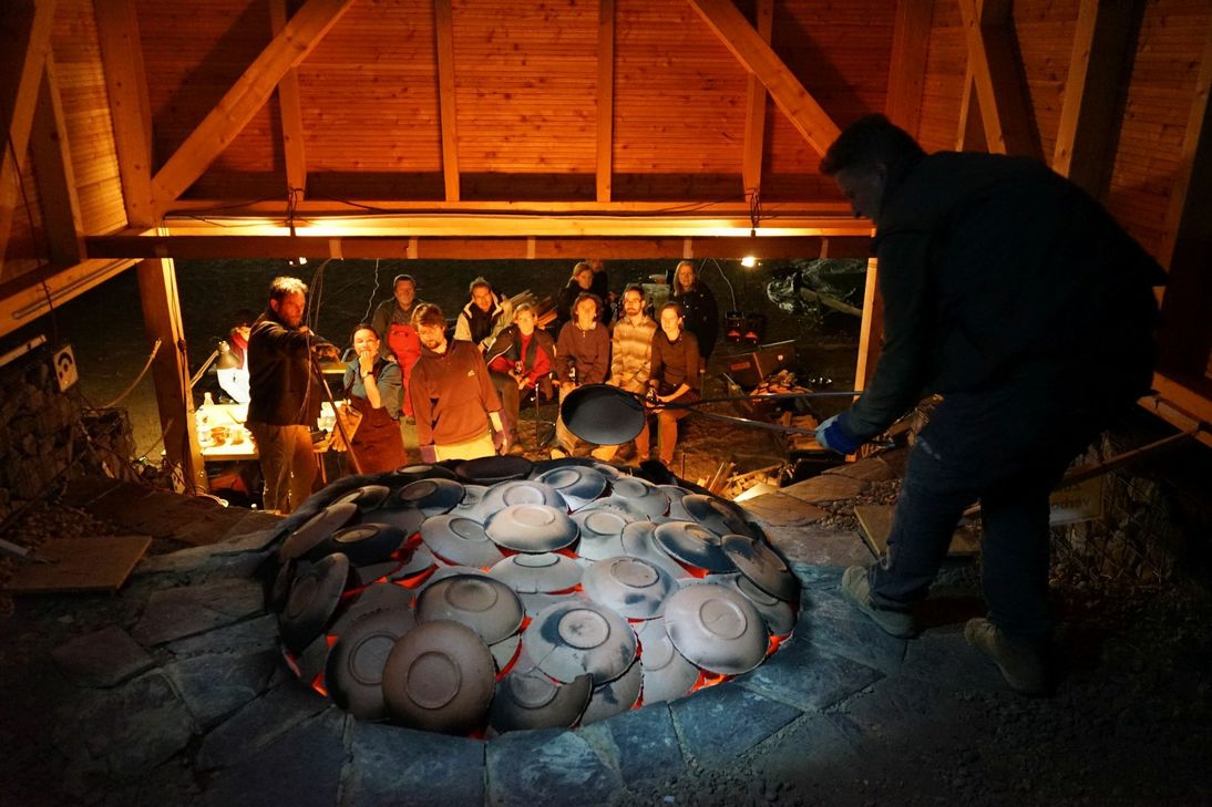 Forschungsexperiment 2016: Nachwuchswissenschaftler aus dem Ausland beobachten den Brennverlauf.