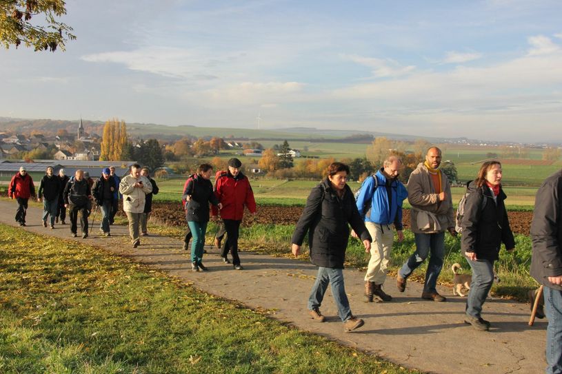 Gemeinsam unterwegs auf dem Pilgerweg für Klimagerechtigkeit ist Bischof Ackermann mit vielen anderen Pilgern.