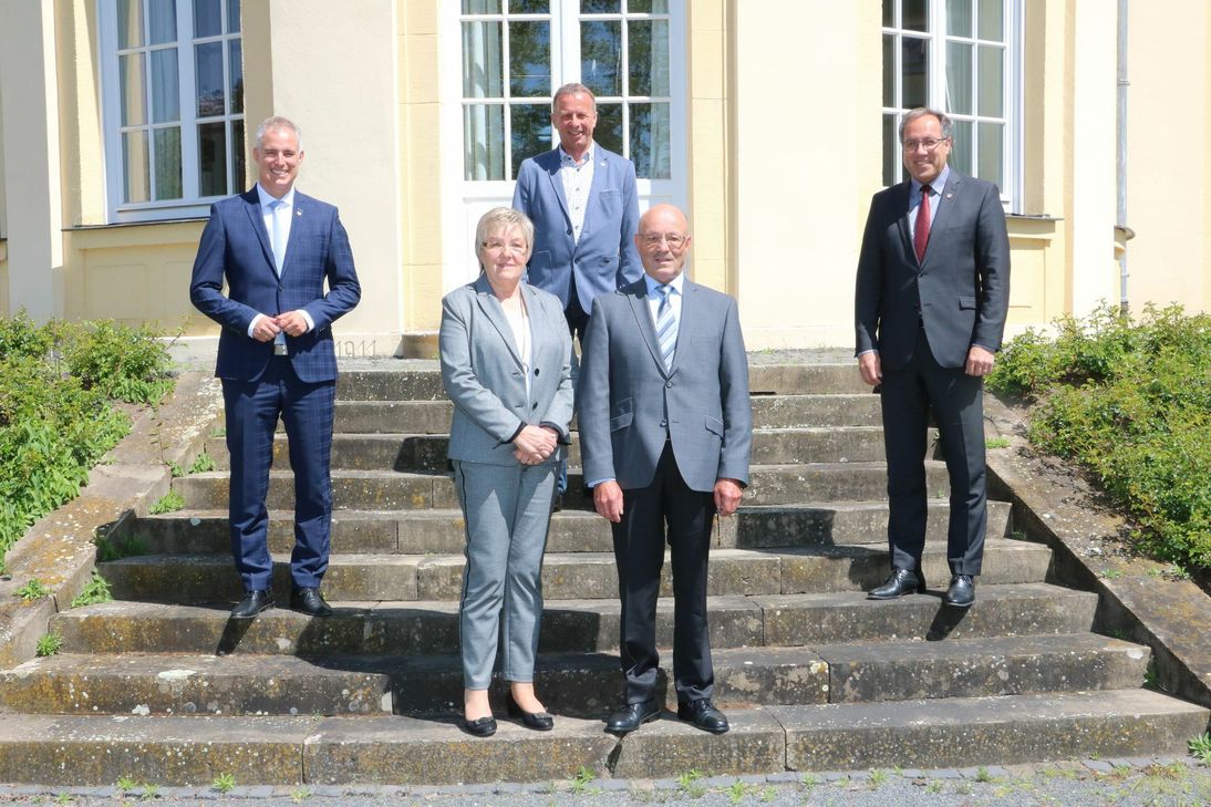 Landrat Gregor Eibes (rechts) überreichte die Ehrennadel des Landes Rheinland-Pfalz an Herbert Zimmer (Mitte, mit Ehefrau). Bürgermeister Dennis Junk (links) und Ortsbürgermeister Werner Monzel (oben) gratulierten. Foto: Mike-D. Winter / Kreisverwaltung Bernkastel-Wittlich