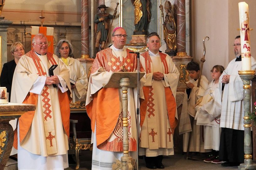 Bischof Dr. Stephan Ackermann (Mitte) mit Pfarrer Georg Josef Müller (links), Domvikar Marco Weber und Gottesdiensthelferinnen und -helfern in der Pfarrkirche St. Johannes der Täufer in Waxweiler. Foto: Bistum Trier