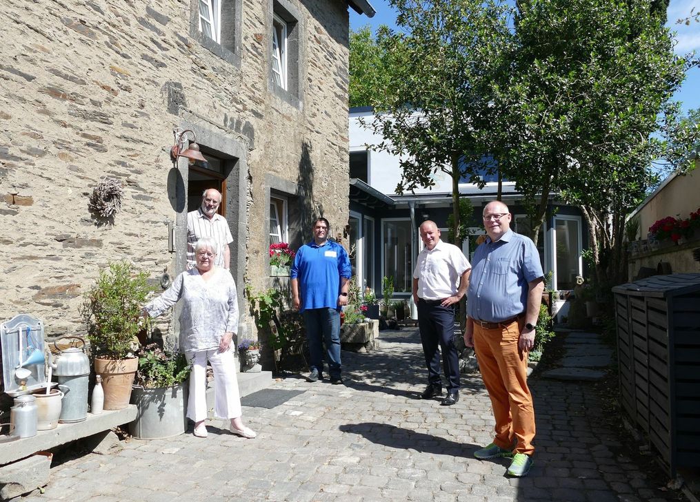 Monika und Dieter Georgi, Steven Nett von Westnetz, Gerd Klasen, Stadtbürgermeister aus Polch und Fred Strässer freuen sich über die geleistete Arbeit der Westnetz-Azubis. Foto: Westnetz