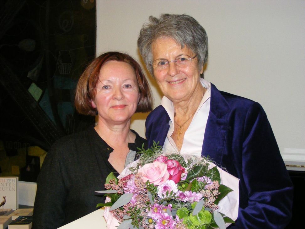 Schwester Dr. Lea Ackermann (rechts) und Laudatorin Margareta Matuszewska bei der Preisverleihung.