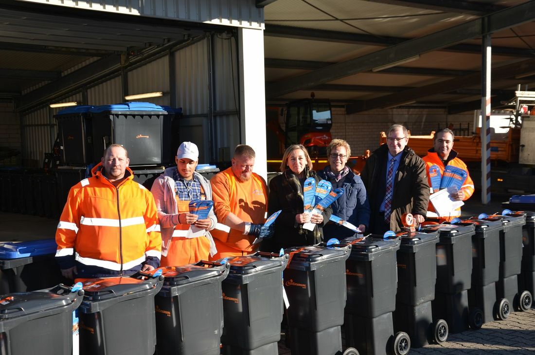 Fast 7500 Altpapier- und Restabfallbehälter verteilt die RegioEntsorgung bis Weihnachten im Monschauer Stadtgebiet. Abgeholt werden die Tonnen dann im neuen Jahr.