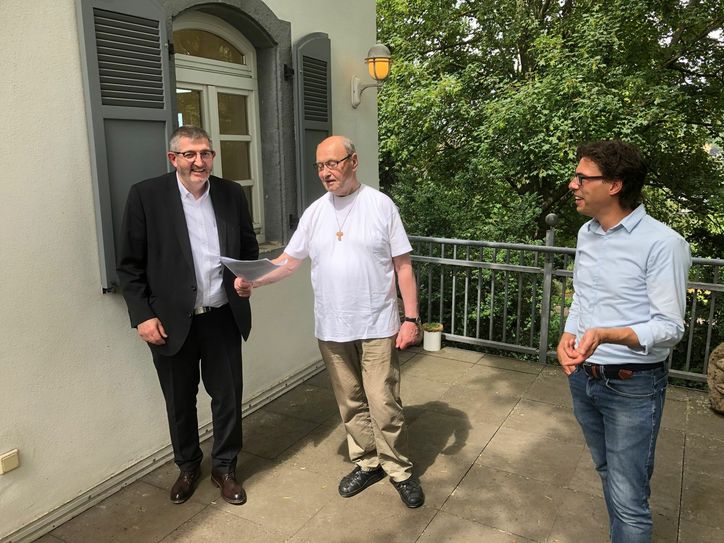 Frank Mertes, Pater Basilius Sandner und Pascal Nachtsheim. Foto: Heinz Lempertz
