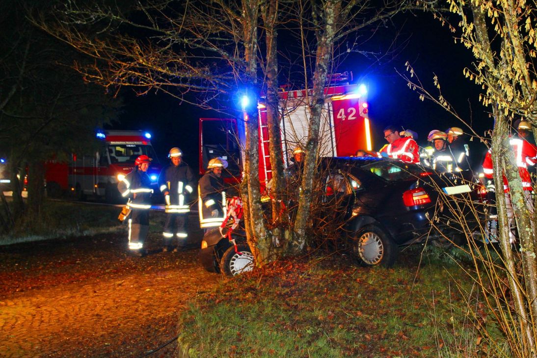 Die B 421 war in den Morgenstunden teilweise spiegelglatt. Diese Erfahrung musste auch der Fahrer dieses Autos machen. In Höhe der stillgelegten Mühle kam er von der Fahrbahn ab und prallte gegen einen Baum. Foto: Schmitt