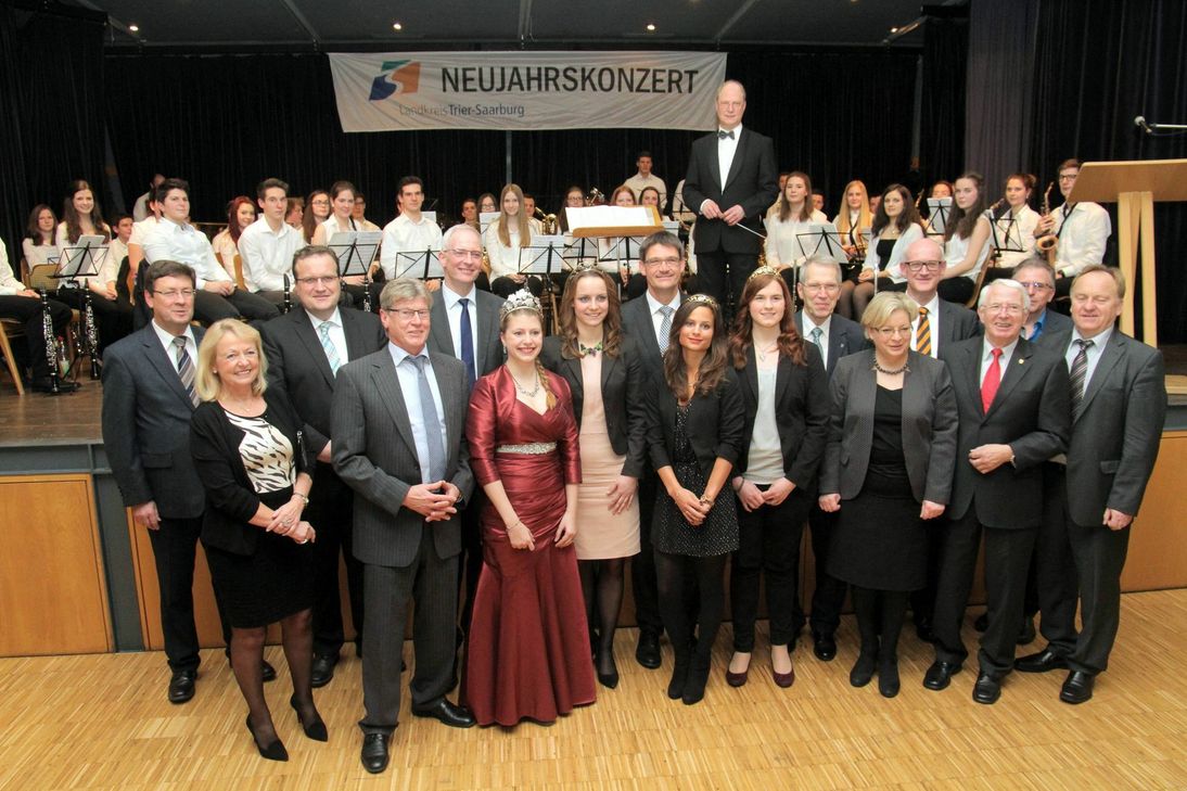 Die Ehrengäste und das Kreisjugendblasorchester unter der Leitung von Gerhard Piroth stellen sich zum Erinnerungsfoto auf. Foto: FF