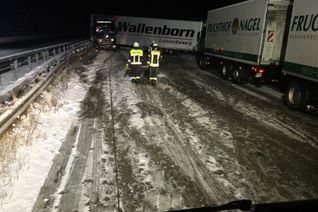 Auf der Autobahn ist ein Sattelzug gegen 3.30 Uhr wegen überhöhter Geschwindigkeit auf schneeglatter Fahrbahn ins Schleudern geraten. Foto: Agentur Siko
