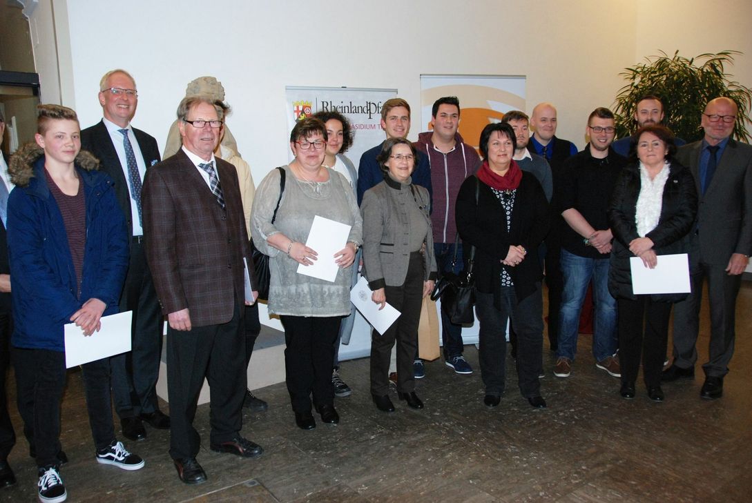 Oberbürgermeister Wolfram Leibe und Polizeipräsident Lothar Schömann ehrten Bürger, die sich besonders für Menschen in Notsituationen eingesetzt oder der Polizei dabei geholfen hatten, Straftaten aufzuklären und Tatverdächtige festzunehmen. Foto: FF