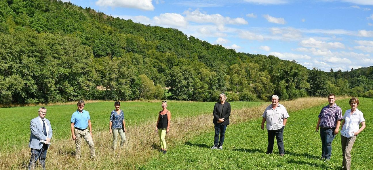 Landrat Dr. Alexander Saftig (links) und Burkhard Nauroth (2. v. l.), Erste Kreisbeigeordneter, informierten sich über die anstehenden Maßnahmen auf der Projektfläche in der Vordereifel.