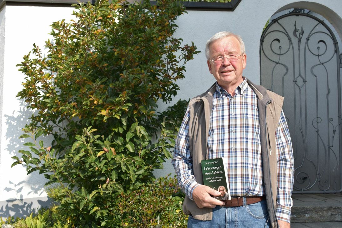 34 Jahre lang war Wolf-Henry Sturt Lehrer am Thomas-Morus-Gymnasium Daun. Nun hat er zahlreiche Geschichten aus dieser Zeit humoristisch aufgearbeitet und sie in seinem Erstlingswerk »Erinnerungen eines Lehrers – Schule ist, wenn man trotzdem lacht« festgehalten. 	Foto: Woltmann