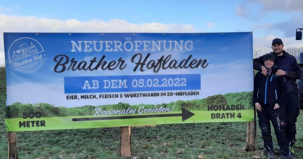 Harald Förster und Stefanie Theißen eröffnen auf dem »Brather Hof« einen Laden, in dem mittels Selbstbedienung Eier und Nudeln, Milch, Wurst- und Fleischwaren aus eigener Produktion verkauft werden.