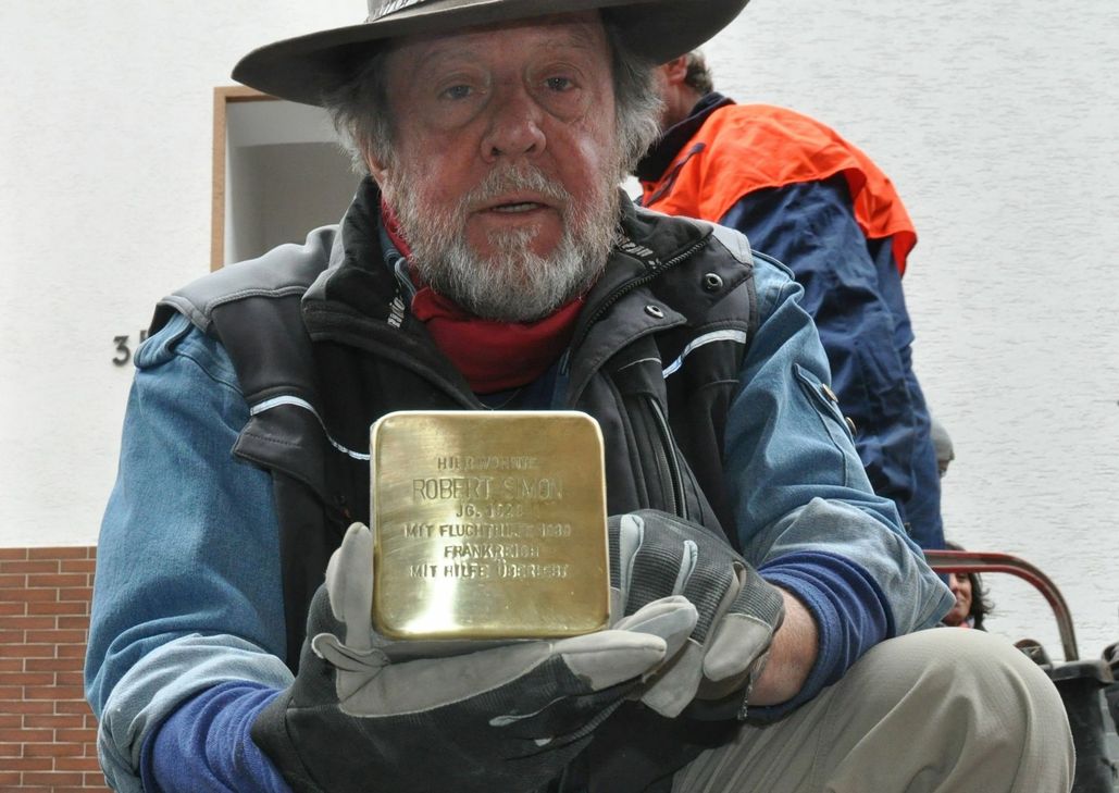 Gunter Demnig hat bereits in fast 1.300 deutschen Städten und Dörfern und in 21 Ländern Europas "Stolpersteine" verlegt.