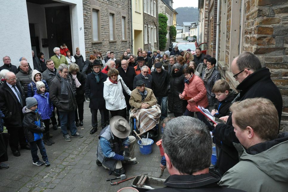 Die Verlegung der "Stolpersteine" in Bruttig wurde von vielen Bürgerinnen und Bürgern begleitet.