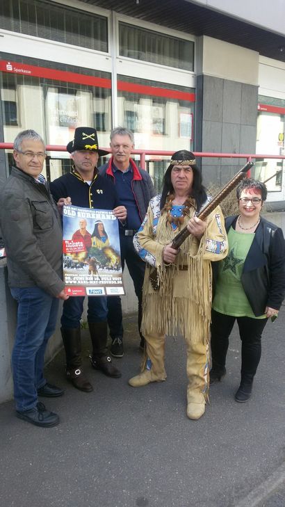 Auf möglichst viele Gäste freuen sich (von links) Schirmherr und Handwerkskammer-Präsident Rudi Müller, Christof Haag (General Douglas), Edwin Christen, Reinhold Schomer (Winnetou) und Pluwigs Ortsbürgermeisterin Annelie Scherf. Foto: FF