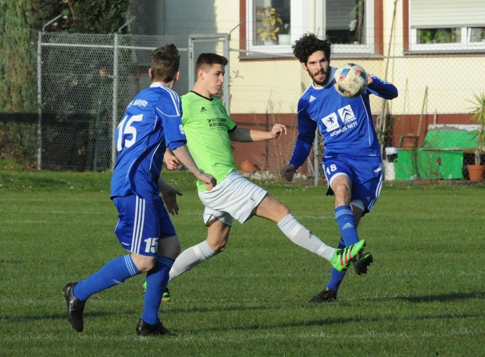 Simon Berresheim (rechts) gehörte in Engers zu den stärksten TuS-Akteuren.