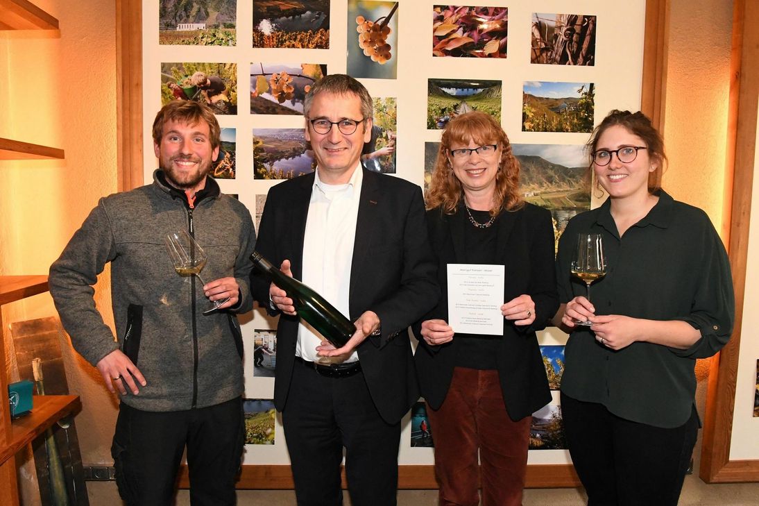 Landtagspräsident Hendrik Hering (2. v. l.) und Ursula Molka (2. v. r.), Direktorin am Landtag, mit Kilian und Angelina Franzen.