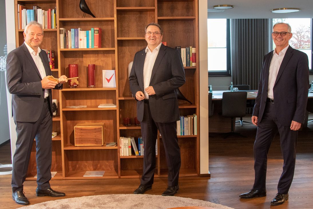 KSK-Vorstandsvorsitzender Udo Becker (Mitte) und KSK-Vorstandsmitglied Holger Glück (rechts) überreichten Wolfgang Krüger einen symbolischen Schlüssel und nahmen ihn so in der Vorstandsetage auf. Foto: Tameer Gunnar Eden/Eifeler Presse Agentur/epa