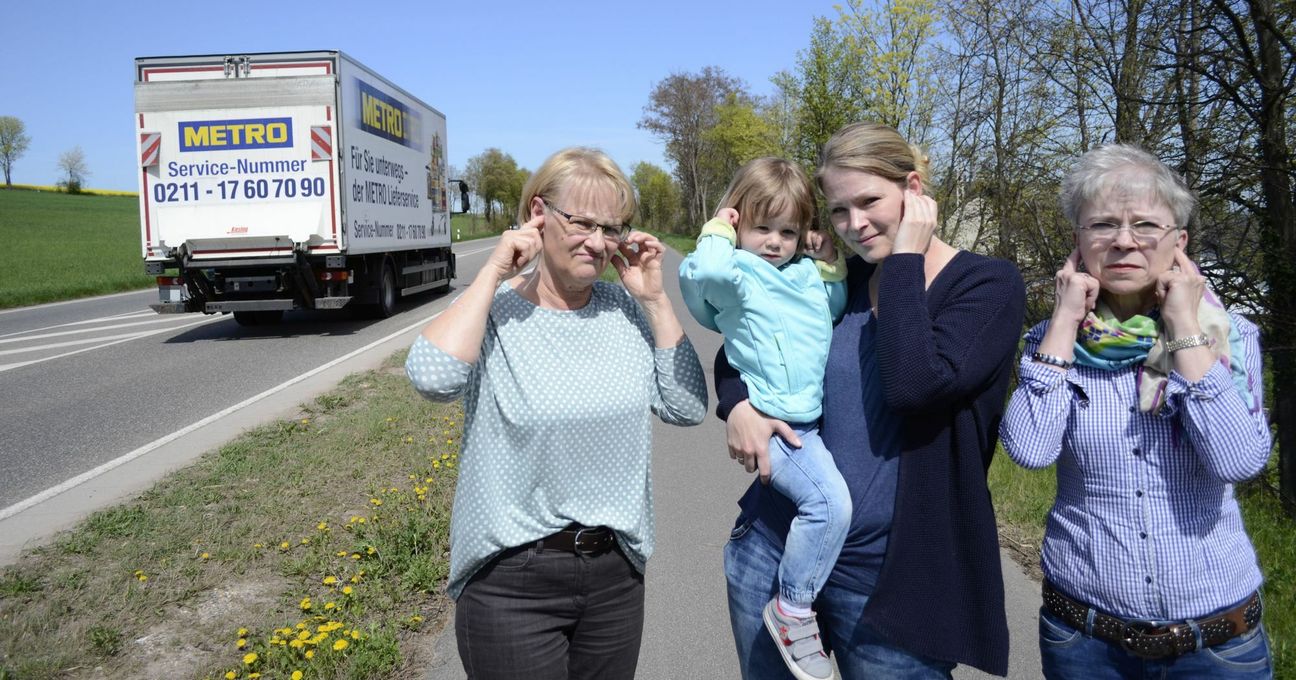 Christiane Hein (v.li.), die kleine Greta, Stefanie Hambach und Annelie Hammes gehören zu den Anwohnern in Kommern, die unter dem Lärm der B 266 leiden. Sie fordern nun geeignete Schutzmaßnahmen ein. mn-Foto