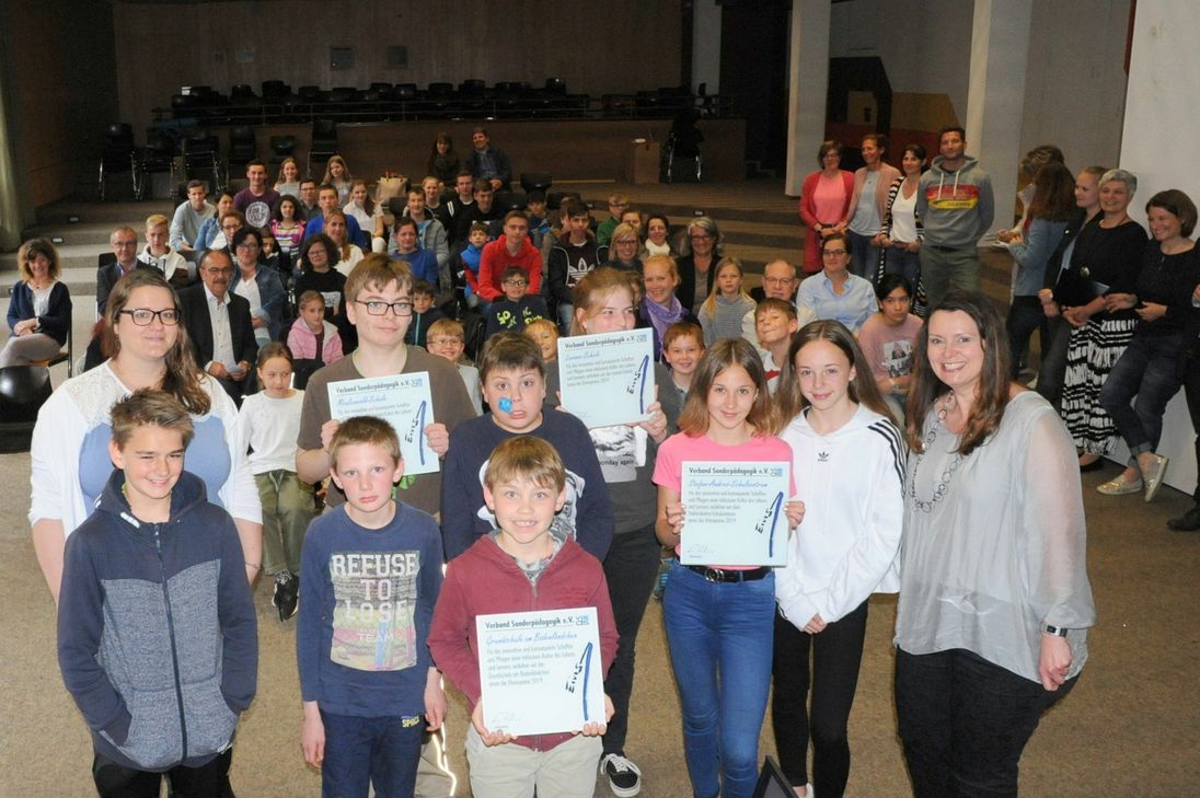 Stellvertretend für ihre Schulen nahmen Schüler die Auszeichnung des Verbandes für Sonderpädagogik entgegen. Überreicht wurden sie von Anne Trinkaus (l.) und Martina Lummel-Deuschle (r.) vom Landesverband. Foto: Schmieder