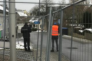 Aktuell wird die Parkplatzkontrolle und Einfahrtsüberwachung von einem Sicherheitsdienst vorgenommen. Anfangs waren freiwillige Helfer der Feuerwehr dafür vorgesehen. Foto: Zender