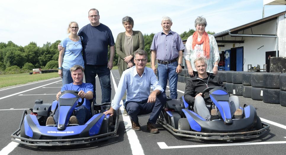 Richard Orphan, Jan Lembach und Christopher Merkel (vorne, von links) stellten mit Vertretern aus Politik, Tourismus und Gastronomie die neue Strecke der Kartbahn Dahlemer Binz vor. mn-Foto