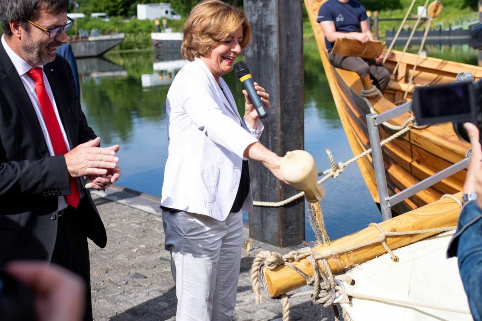 Ministerpräsidentin Malu Dreyer taufte mit Uni-Wein das rekonstruierte römische Handelsschiff auf den Namen "Bissula". Uni Trier
