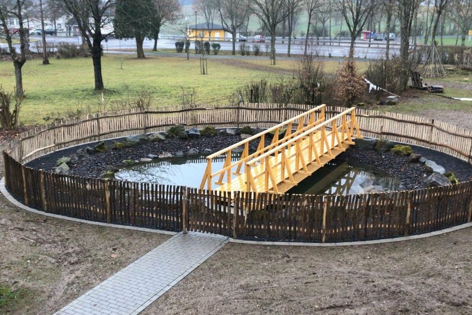 Für Arbeitsgruppen, die sich am Nachmittag mit naturwissenschaftlichen Projekten befassen, wurde an der Grundschule Lutzerath ein neuer Schulteich neben dem Schulgarten und den Streuobst- sowie den Blumenwiesen angelegt.