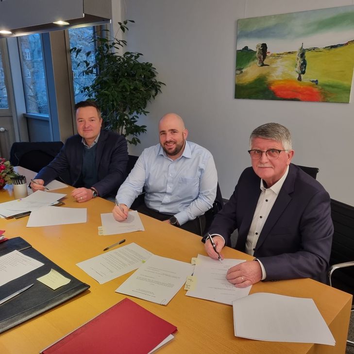 V.l.n.r.: Michael Göke (Enovos), Gerd Schöller (Schoenergie), Helmut Bauer (Ortsbürgermeister Minderlittgen)