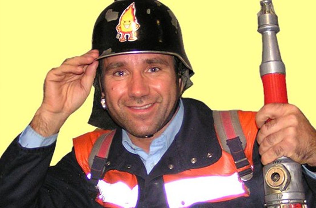 Feuerwehrmann Kresse hat die Lacher bei der Dorfsitzung in der Tenne Eicherscheid auf seiner Seite.