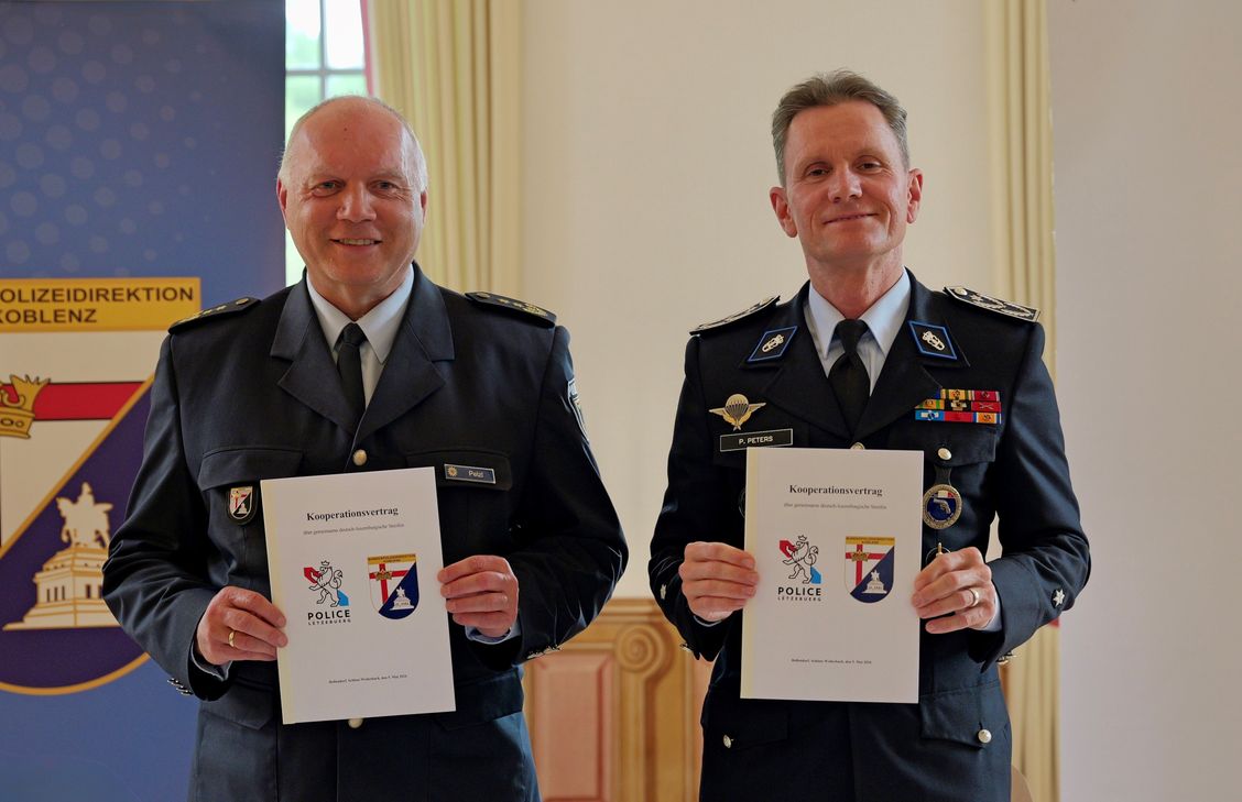 Präsident der Bundespolizeidirektion Koblenz, Gregor Pelzl (links), und der Generaldirektor der Luxemburger Polizei, Pascal Peters, bei der Kooperationsunterzeichnung auf Schloss Weilerbach.