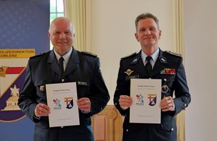 Präsident der Bundespolizeidirektion Koblenz, Gregor Pelzl (links), und der Generaldirektor der Luxemburger Polizei, Pascal Peters, bei der Kooperationsunterzeichnung auf Schloss Weilerbach.