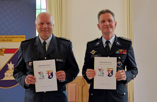 Präsident der Bundespolizeidirektion Koblenz, Gregor Pelzl (links), und der Generaldirektor der Luxemburger Polizei, Pascal Peters, bei der Kooperationsunterzeichnung auf Schloss Weilerbach.