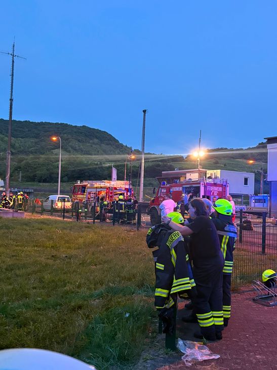 Brand auf Passagierschiff an der Schleuse St. Aldegund.