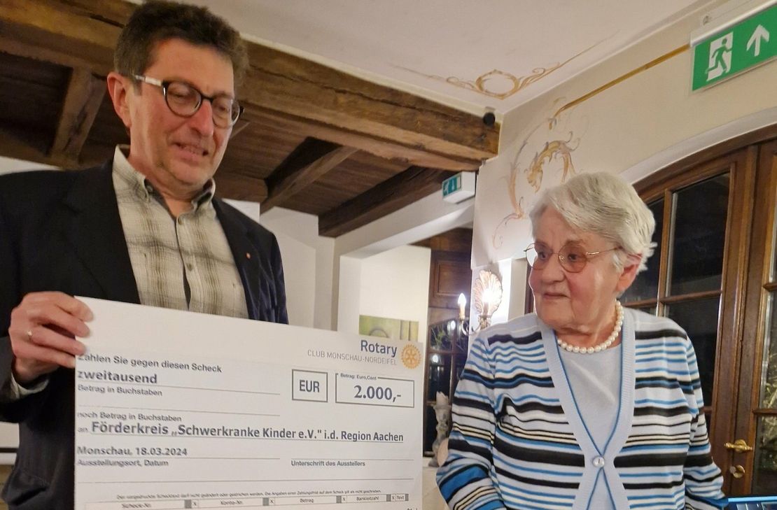 Die Nordeifeler Rotarier spenden 2000 Euro für schwerkranke Kinder. Foto: Ohlig