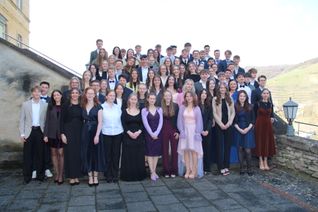 Die stolzen Abiturientinnen und Abiturienten 2026 .