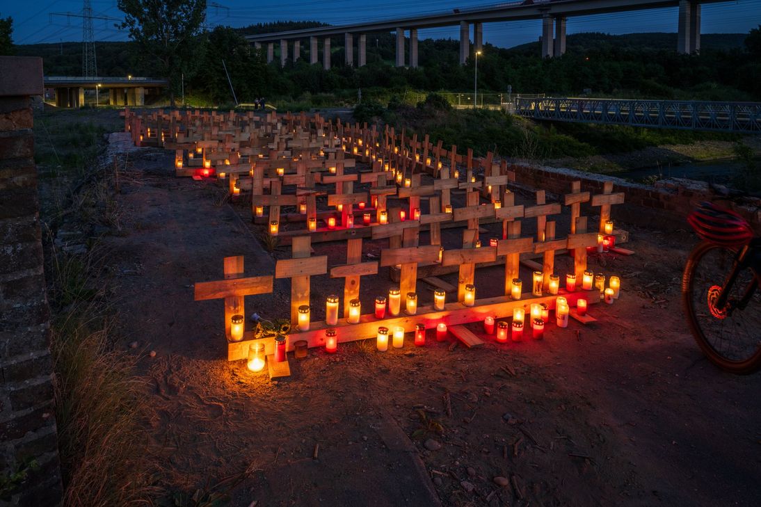 Dieses Foto von den Kreuzen für die Menschen, die in der Katastrophe den Tod fanden, wurde auf dem Rest der Heppinger Brücke fotografiert und ist jetzt Teilder virtuellen Ausstellung.