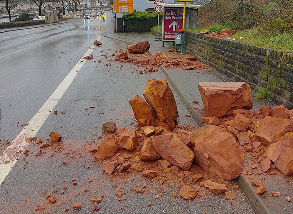 Die Steine liegen an der Bushaltestelle der Bitburger Straße in Pallien.