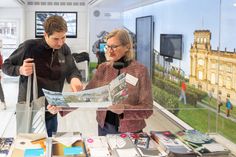 Das Infomobil des Deutschen Bundestags ist in Simmern zu Besuch.