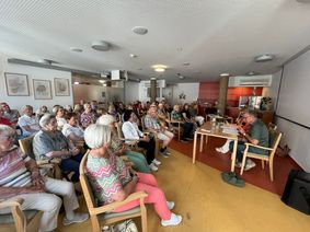 Wolfgang Kaes liest in der Klosterklause.