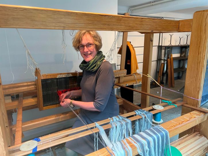 Rita Johannleweling eröffnet am Samstag, 29. April, einen Laden mit ihrer Webkunst in der Eschbachstraße 13 in Monschau. In ihrem Wohnhaus auf der Haag bietet sie Workshops an.
