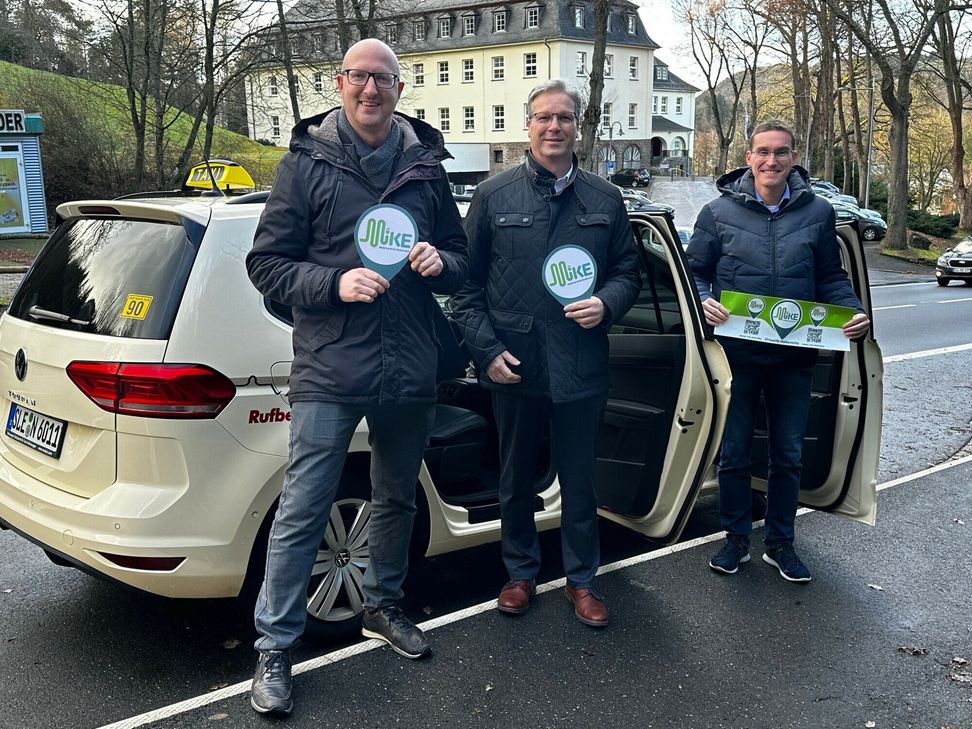 Ingo Pfennings, Bürgermeister der Stadt Schleiden, Achim Blindert, Allgemeiner Vertreter des Landrates Kreis Euskirchen und Dr. Marcel Frank, Geschäftsführer der RVK stellten die neuen virtuellen Haltestellen in Schleiden vor.