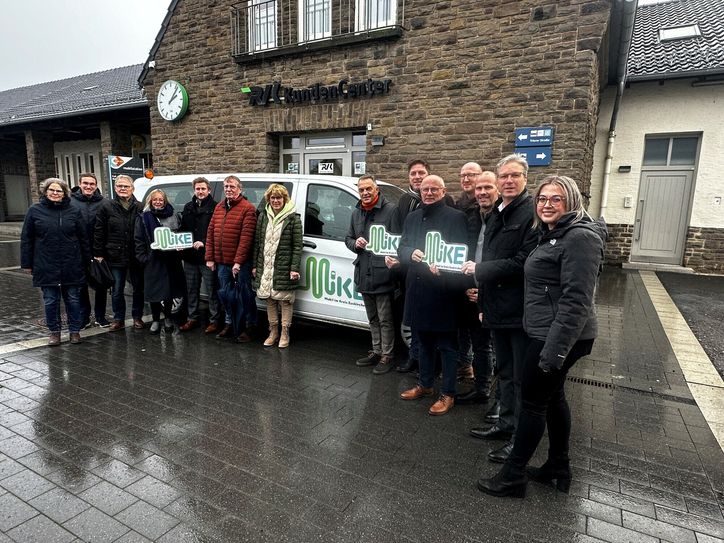 Die Vertreter von Kommunen, Kreis und RVK  präsentierten kürzlich das Angebot »Mobilität im Kreis Euskirchen« - kurz »MiKE«. Unter neuem Namen soll das bisherige »Taxi Bus Plus«-Angebot noch bekannter werden. Foto:  Pressestelle Kreis Euskirchen