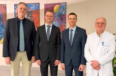 V.l.: Gunnar Kessler (Ärztlicher Direktor des Verbundkrankenhauses), Dr. med. Daniel Blaß (neuer Chefarzt der Abt. für Anästhesie, Intensivmedizin, Notfallmedizin, Schmerztherapie und Palliativmedizin), Prof. Dr. med. Tim Piepho (Ärztlicher Direktor und Chefarzt der Abt. für Anästhesie und Intensivmedizin, Krankenhaus der Barmherzigen Brüder, Trier) und Professor Dr. med. Martin Bettag (Sektionsleiter Wirbelsäulenchirurgie am Verbundkrankenhaus).
