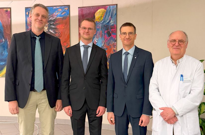 V.l.: Gunnar Kessler (Ärztlicher Direktor des Verbundkrankenhauses), Dr. med. Daniel Blaß (neuer Chefarzt der Abt. für Anästhesie, Intensivmedizin, Notfallmedizin, Schmerztherapie und Palliativmedizin), Prof. Dr. med. Tim Piepho (Ärztlicher Direktor und Chefarzt der Abt. für Anästhesie und Intensivmedizin, Krankenhaus der Barmherzigen Brüder, Trier) und Professor Dr. med. Martin Bettag (Sektionsleiter Wirbelsäulenchirurgie am Verbundkrankenhaus).