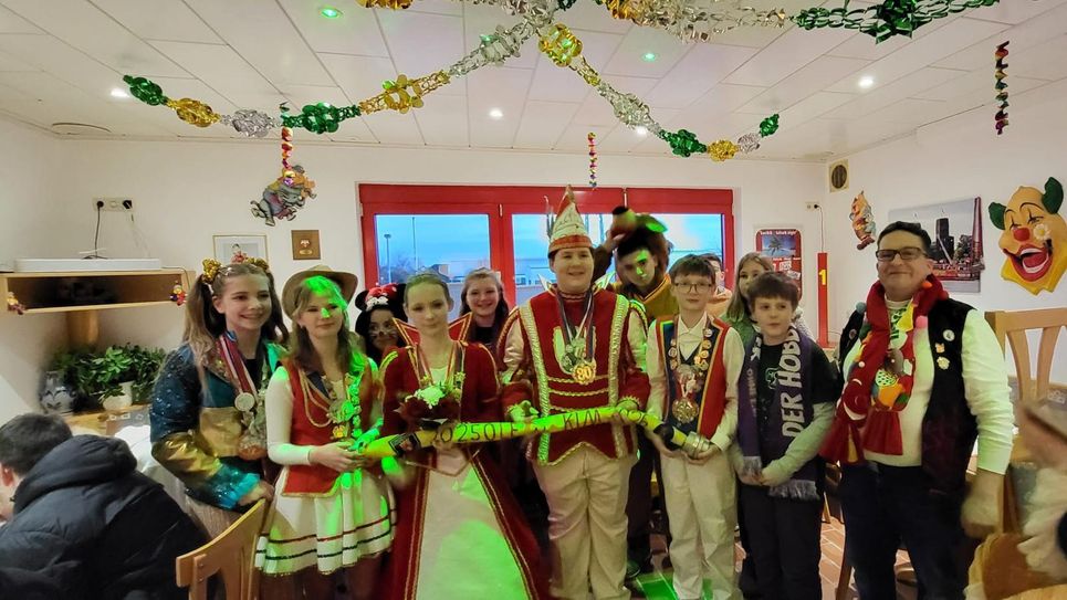 Karnevalistischer Glanz beim Übungsabend: Kripper Jugendprinzenpaar besuchte die Jugendfeuerwehr Remagen