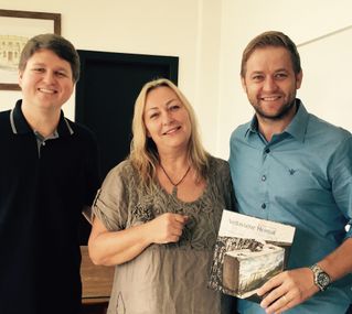 Monika Traut-Bonato mit dem Bürgermeister des Ortes in Brasilien.