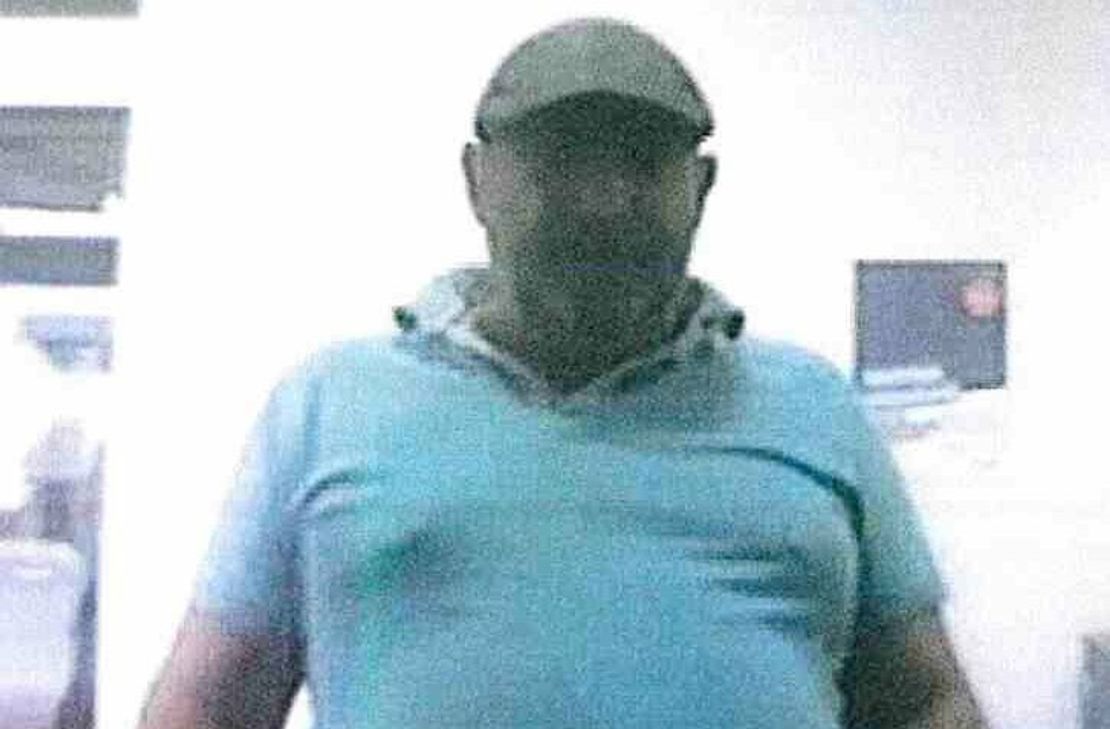 Nach der Veröffentlichung von Fotos aus einer Überwachungskamera, erhofft sich die Polizei Hinweise auf den Tatverdächtigen, der am 1. Juni 2022 mit gestohlener EC-Karte Geld an einem Automaten ver Volksbank in Zülpich abgehoben haben soll.