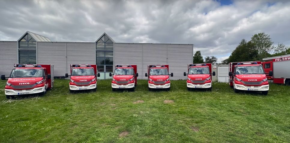 Sechs neue Tragkraftspritzenfahrzeuge (Foto) wurden von der Verbandsgemeinde Kaisersesch angeschafft. Die Kosten: rund 900.000 Euro. Das Land hätte die Autos eigentlich mit Zuschüssen in Höhe von 246.000 Euro unterstützt. Offenbar aufgrund unvollständiger Beantragung der Zuschüsse sind es nun 123.000 Euro weniger.